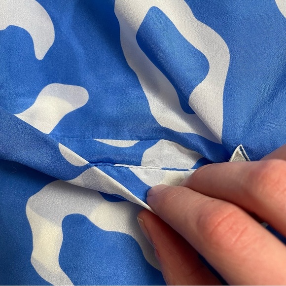 DIANE VON FURSTENBERG silk v neck tie blouse - Picture 9 of 10